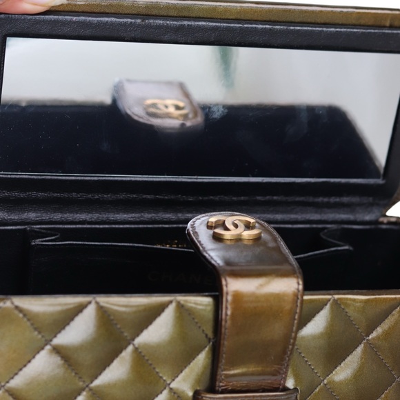 CHANEL Vintage Iridescent Olive Green Patent Leather Vanity Bag - Picture 4 of 15